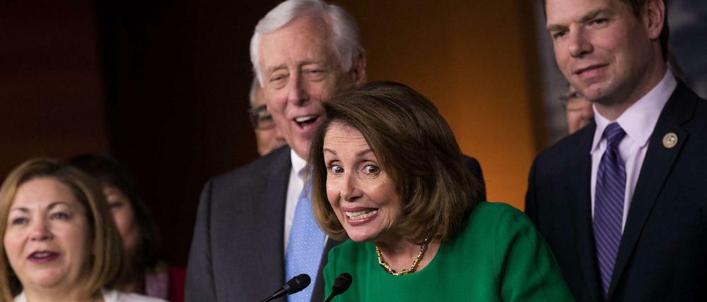 Nancy Pelosi (Mitte) und ihre US-Demokraten sind selbstbewusst nach Trumps Misserfolgen.