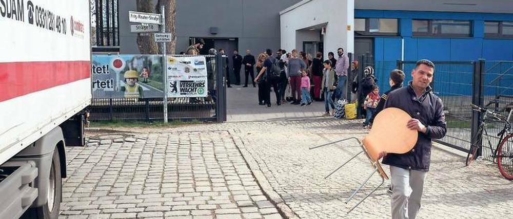 Nächster Umzug: Am Freitag verließen Asylsuchende die letzte belegte Turnhalle in der Fritz-Reuter-Straße in Pankow.
