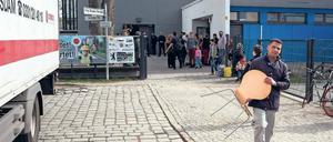 Nächster Umzug: Am Freitag verließen Asylsuchende die letzte belegte Turnhalle in der Fritz-Reuter-Straße in Pankow. 