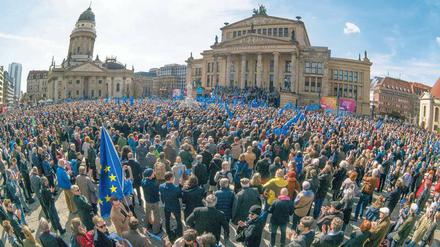 Zusammenstehen. Die Bewegung „Pulse of Europe“ steht für ein neues Narrativ, das populistischer Kritik an Europa und Absetzungsbewegungen eine erfreuliche Botschaft entgegensetzen soll.