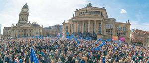Zusammenstehen. Die Bewegung „Pulse of Europe“ steht für ein neues Narrativ, das populistischer Kritik an Europa und Absetzungsbewegungen eine erfreuliche Botschaft entgegensetzen soll.