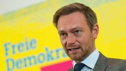 Christian Lindner ist seit Dezember 2013 Vorsitzender der FDP, damals war er 34 Jahre und damit der jüngste Parteichef der Liberalen aller Zeiten. Er verweist gerne darauf, dass Angela Merkel und Martin Schulz über 60 Jahre seien, und er als Jüngerer einen anderen Blick auf Themen wie Innovation und Technik habe, einen mutigeren. 