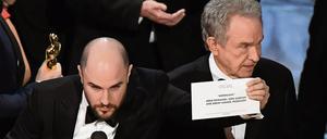 "La La Land"-Produzent Jordan Horowitz (l.) und Warren Beatty am 26. Februar.