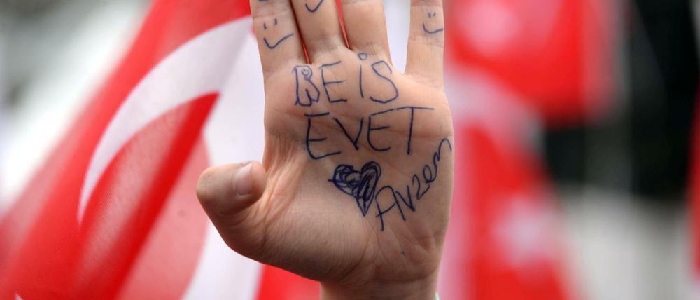 Mit "Evet" - türkisch für ja - wird vorraussichtlich nur eine knappe Mehrheit stimmen, prognostizieren die Umfragen.