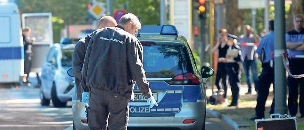 Und am Ende ist ein Mensch tot. Als die Polizisten 2016 an die Heerstraße eilten, wussten sie nicht, dass in der Gegend gerade ein gesuchter Islamist rumläuft. 