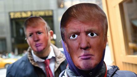 Anti-Trump-Aktivisten in New York mit Trump-Masken während der 32sten April Fools’ Day Parade am 1. April. 