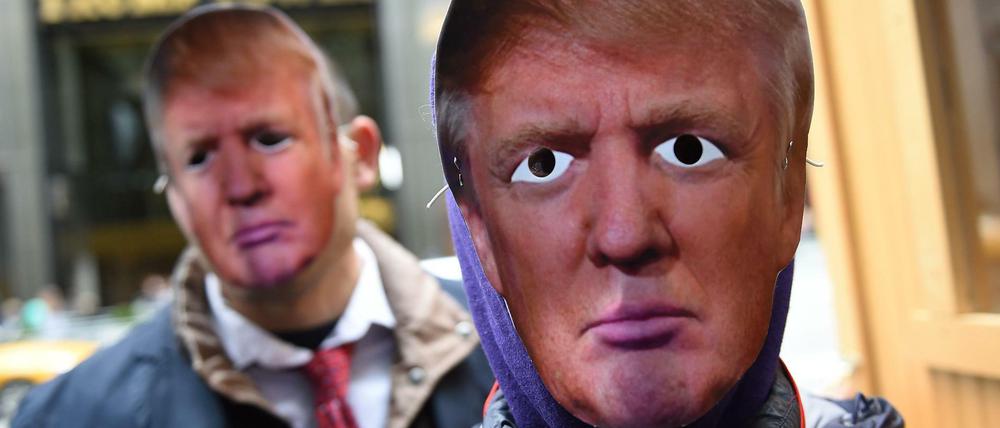 Anti-Trump-Aktivisten in New York mit Trump-Masken während der 32sten April Fools’ Day Parade am 1. April.