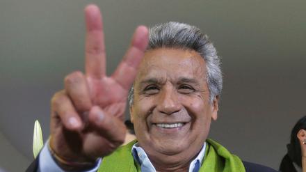 Der Präsidentschaftskandidat der Regierungspartei Alianza País (AP), Lenin Moreno, zeigt in Quito (Ecuador) das Victory-Zeichen.