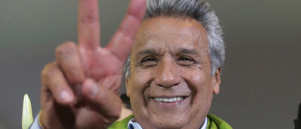 Der Präsidentschaftskandidat der Regierungspartei Alianza País (AP), Lenin Moreno, zeigt in Quito (Ecuador) das Victory-Zeichen.