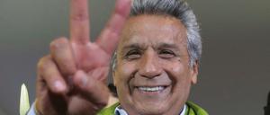 Der Präsidentschaftskandidat der Regierungspartei Alianza País (AP), Lenin Moreno, zeigt in Quito (Ecuador) das Victory-Zeichen.