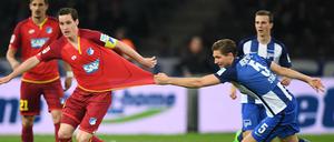 Mit fairen Mitteln nicht zu halten: Herthas Niklas Stark gegen Hoffenheims Sebastian Rudy.