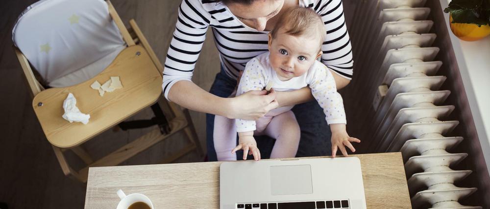 Arbeiten und Kinderbetreuen - geht das zusammen? Der Bundestagswahlkampf soll sich nun auch um diese Frage drehen.