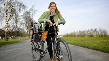 Saara von Alten mit ihrem wiedergefundenen Fahrrad. Auf dem Tempehofer Feld in Berlin Tempelhof. 