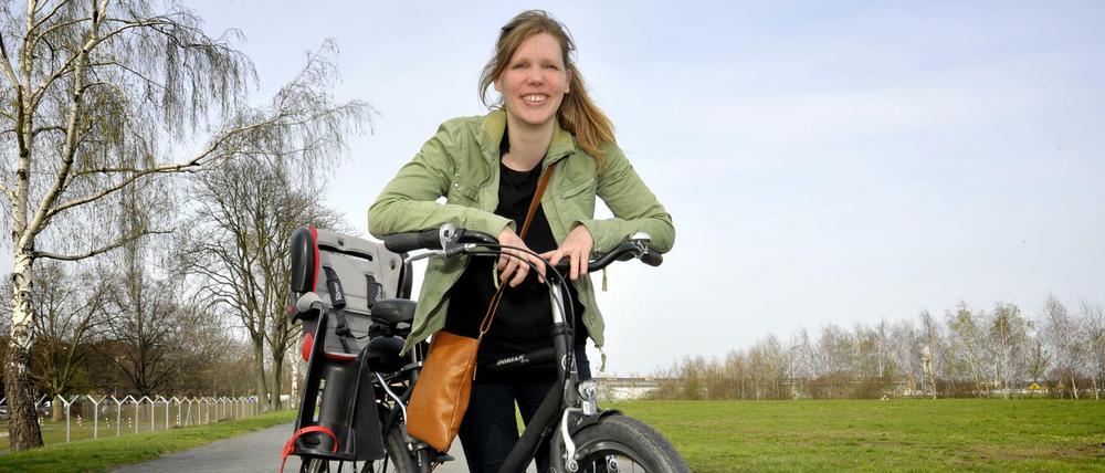 Saara von Alten mit ihrem wiedergefundenen Fahrrad. Auf dem Tempehofer Feld in Berlin Tempelhof. 