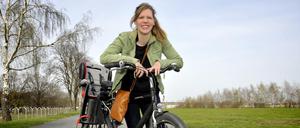 Saara von Alten mit ihrem wiedergefundenen Fahrrad. Auf dem Tempehofer Feld in Berlin Tempelhof. 