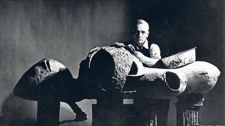 Visionär. Friedrich Kiesler 1959 mit einem Modell des „Endless House“. 