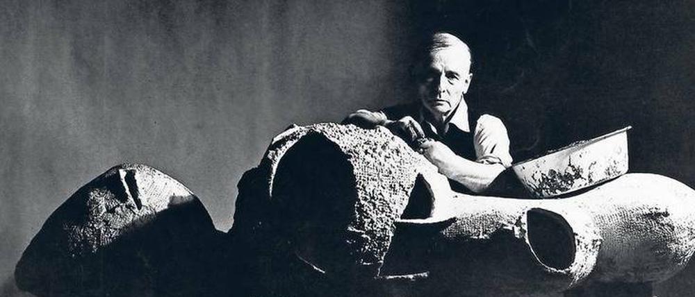 Visionär. Friedrich Kiesler 1959 mit einem Modell des „Endless House“. 