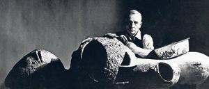 Visionär. Friedrich Kiesler 1959 mit einem Modell des „Endless House“. 