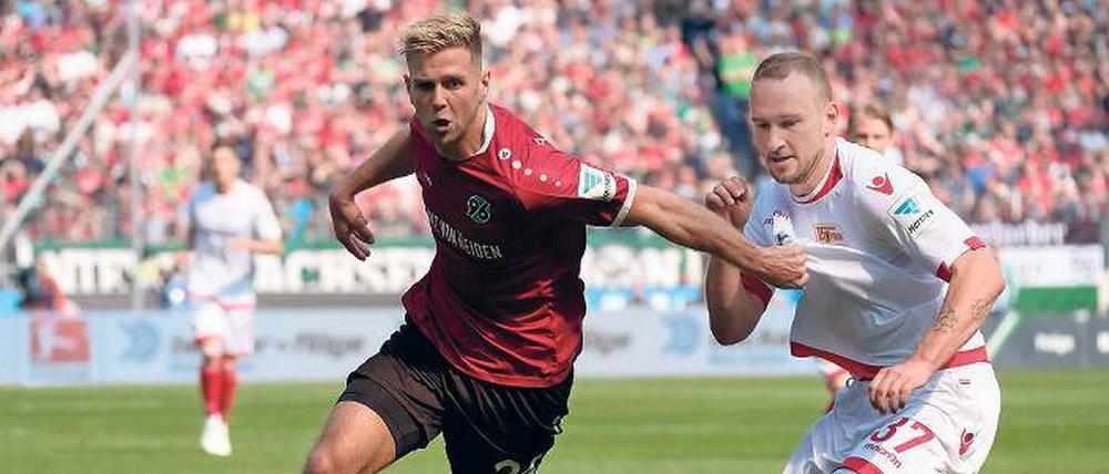 Toni Leistner (rechts) und seine Unioner können mit der Niederlage in Hannover leben.