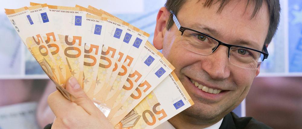 Uwe Schneider, Mitarbeiter der Bundesbank, präsentiert den neuen 50-Euro-Schein.