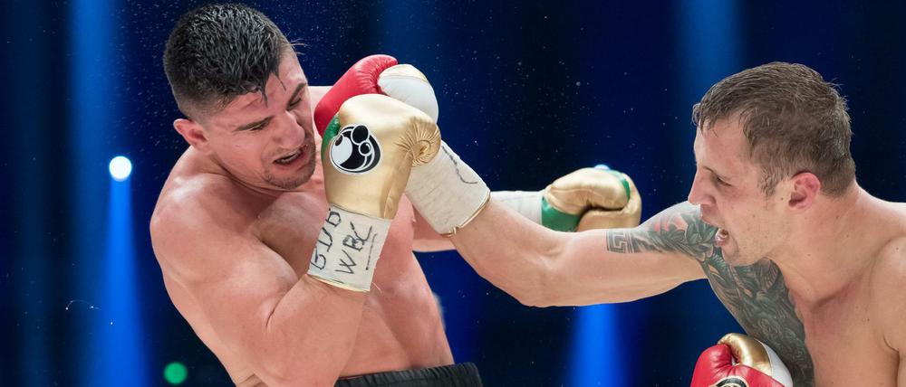 Chancenlos. Cruisergewicht Marco Huck (Berlin) unterliegt im WM-Kampf Mairis Briedis aus Lettland.