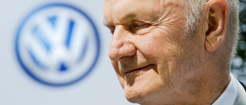 Der frühere VW-Aufsichtsratschef Ferdinand Piëch steht im Mai 2014 in Hannover vor Beginn der Hauptversammlung der Volkswagen AG vor einem VW-Logo.