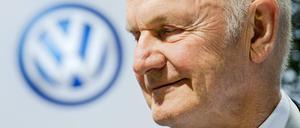 Der frühere VW-Aufsichtsratschef Ferdinand Piëch steht im Mai 2014 in Hannover vor Beginn der Hauptversammlung der Volkswagen AG vor einem VW-Logo. 