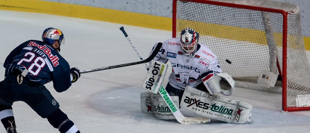 Frank Mauer von München trifft gegen Petri Vehanen zum 1:1.