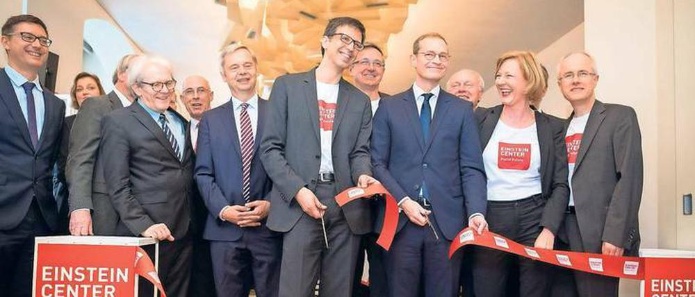 Schnittstelle. Bürgermeister Michael Müller eröffnete das Einstein Center Digital Future mit dem Vorstandssprecher des Zentrums Odej Kao (Mitte).