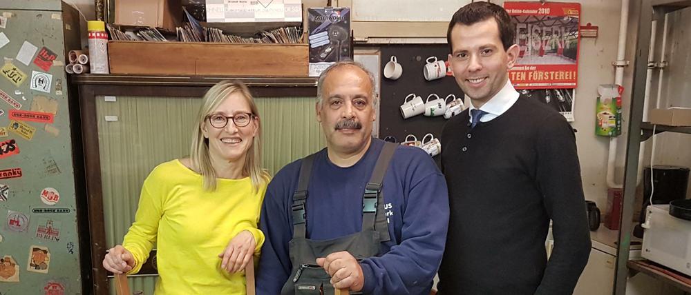 Karen Friedel, Leiterin des Hotels Abacus, mit dem neuen Mitarbeiter Ahmad Alhorani und Martin Pätzold (CDU).