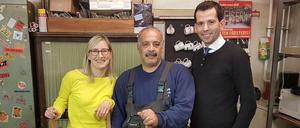 Karen Friedel, Leiterin des Hotels Abacus, mit dem neuen Mitarbeiter Ahmad Alhorani und Martin Pätzold (CDU).