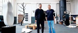 Die neuen Nachbarn. Michael Elmgreen (re.) und Ingar Dragset in ihrem Neuköllner Studio, einem umgebauten Pumpwerk. 