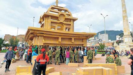 Soldaten und Freiwillige helfen beim Aufbau der Installation des französischen Künstlers Olivier Grossetête.