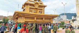 Soldaten und Freiwillige helfen beim Aufbau der Installation des französischen Künstlers Olivier Grossetête.