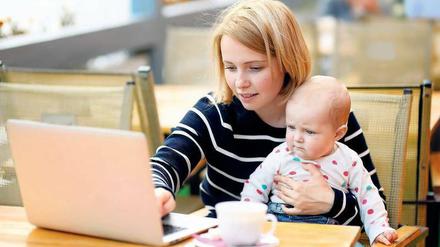 Studium oder Kind? Die beiden Frauen, die über ihre Erfahrungen als junge Mütter berichten, waren beide Studentinnen, als sie schwanger wurden. Bei einer von ihnen klappte es mit dem Studium gut, bei der anderen nicht. 