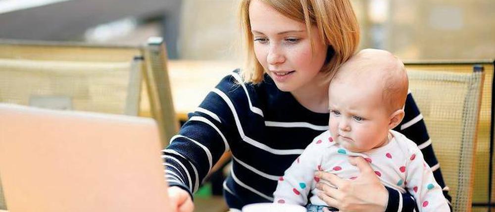 Studium oder Kind? Die beiden Frauen, die über ihre Erfahrungen als junge Mütter berichten, waren beide Studentinnen, als sie schwanger wurden. Bei einer von ihnen klappte es mit dem Studium gut, bei der anderen nicht.
