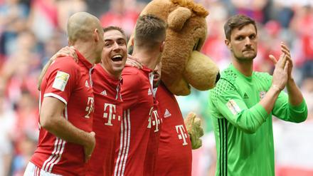 Kann man eigentlich nicht mehr sehen (es sein denn, man ist Bayern-Fan). Männer aus München mit Maskottchen.