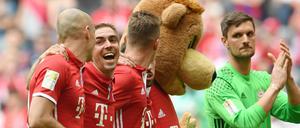 Kann man eigentlich nicht mehr sehen (es sein denn, man ist Bayern-Fan). Männer aus München mit Maskottchen.