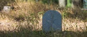 Letzte Ruhe. Ein Grabstein auf dem Naturfriedhof Sankt-Ursula in Bayern.
