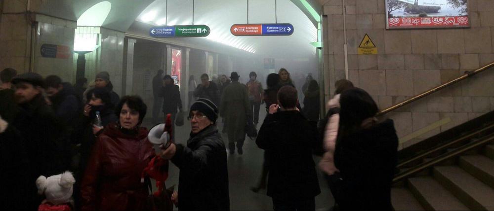 Panik in der U-Bahnstation in St. Petersburg. Durch eine Explosion starben mindestens 10 Menschen.