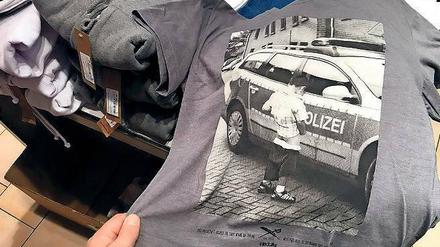 Feuchtgebiete. Dieses T-Shirt dürfte der Polizei nicht gefallen. 