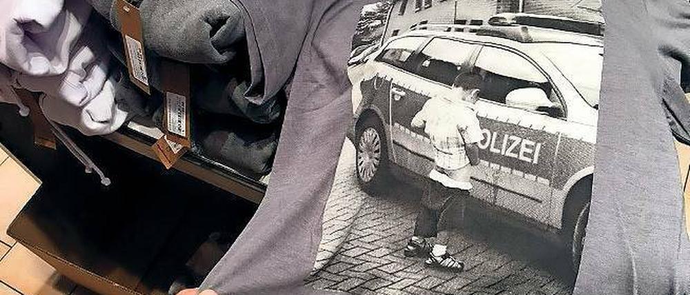 Feuchtgebiete. Dieses T-Shirt dürfte der Polizei nicht gefallen. 