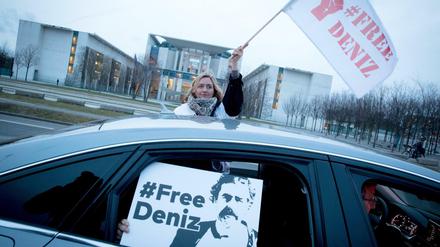 Mit einem Autokorso demonstrieren Berliner am 28. Februar vor dem Bundeskanzleramt für die Freilassung von Deniz Yücel.