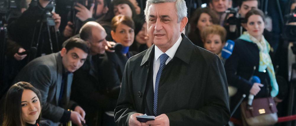 Der armenische Präsident Sersch Sargsjan beim Besuch im Wahllokal. 