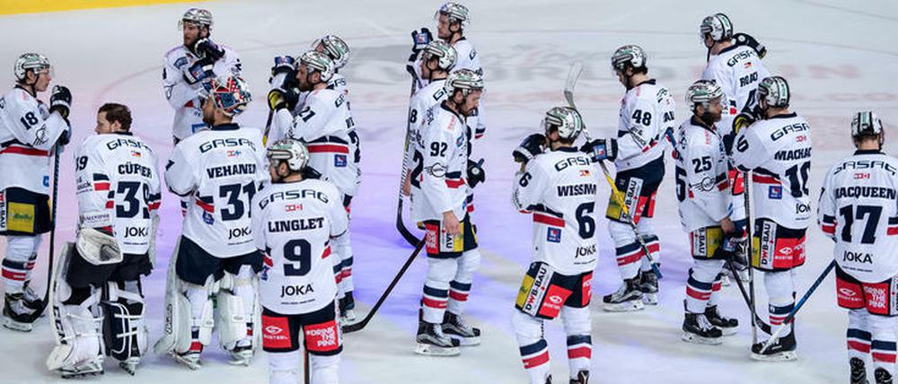Enttäuschung am Ende. So sieht es aus, wenn eine Mannschaft im Eishockey das letzte Saisonspiel nicht gewinnt.