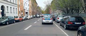 Die Insassen mehrerer Streifenwagen treffen sich in einem Café und parken dafür in zweiter Reihe. Hier eins davon.