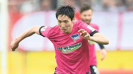 Freundlich, fleißig, hilfsbereit – nur leider nicht torgefährlich. Genki Haraguchi ersetzt gegen Gladbach den gesperrten Kapitän Vedad Ibisevic.Foto: Patrik Stollarz/AFP