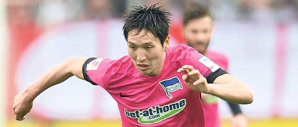 Freundlich, fleißig, hilfsbereit – nur leider nicht torgefährlich. Genki Haraguchi ersetzt gegen Gladbach den gesperrten Kapitän Vedad Ibisevic.Foto: Patrik Stollarz/AFP