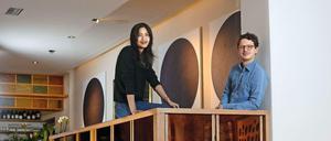 Küchenchefin Dalad Kambhu und Gastgeber Moritz Estermann im neuen „Kin Dee“ in der Lützowstraße. So ausgefeilt wie die Küche ist auch das Konzept für Kunst und Interieur im Restaurant.