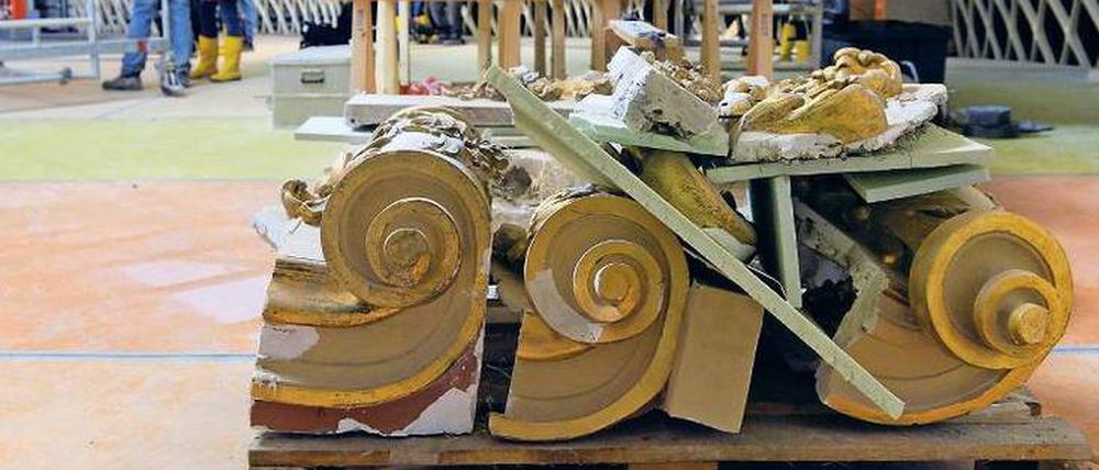 Und der Brandschutz? Saalkuppelschmuck auf der Opern-Baustelle.